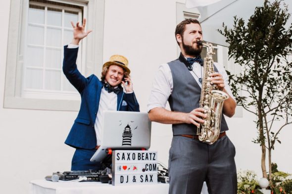 DJ Jörn Gropp und Saxophonist Adrian Planitz auf einer Hochzeit beim Empfang